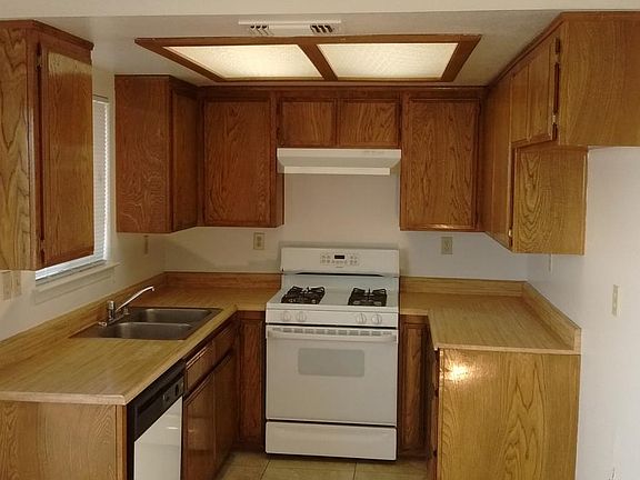 Kitchen w/self-clean oven & Dishwasher