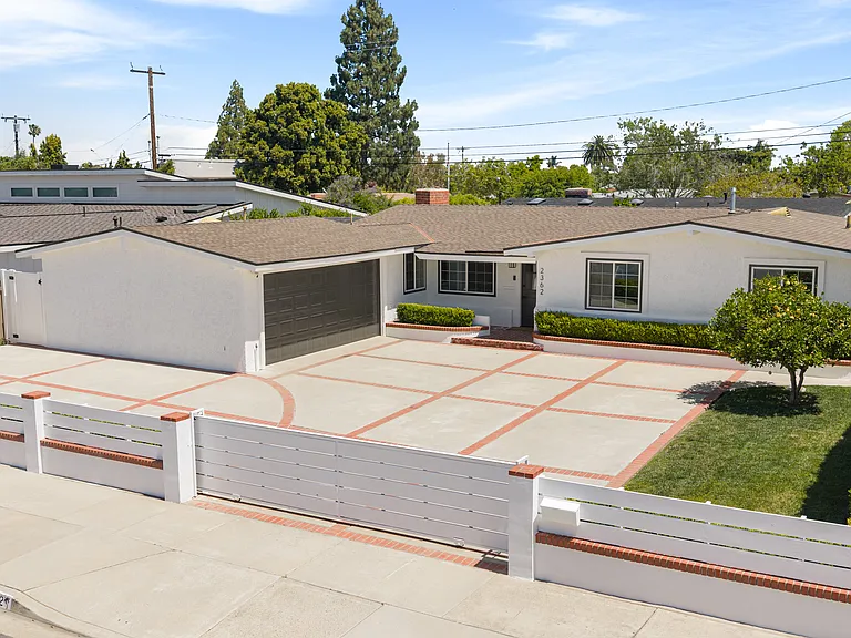 2362 Cornell Dr — Photo 4