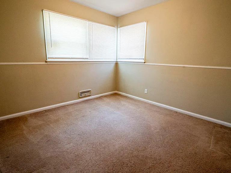 2631 Woodside St — Photo 7