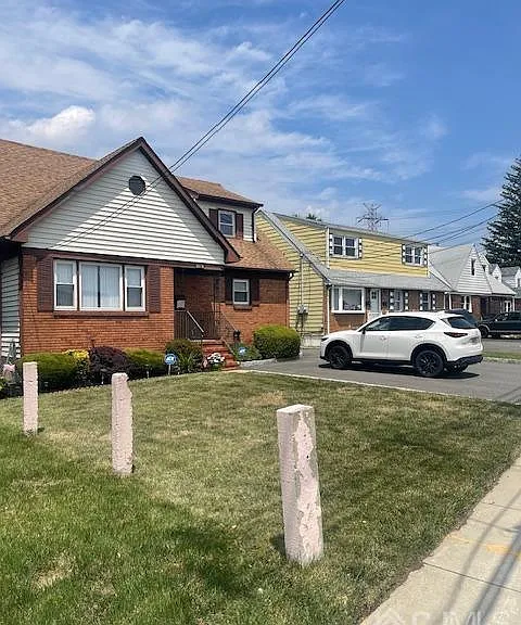 1160 Roosevelt Ave — Photo 2