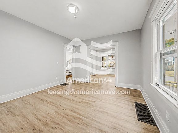 985410_005_living_room_5.jpg