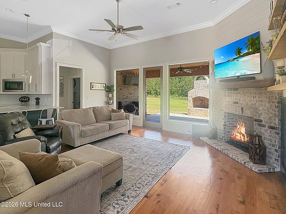 3rd image of 110 Landry Dr