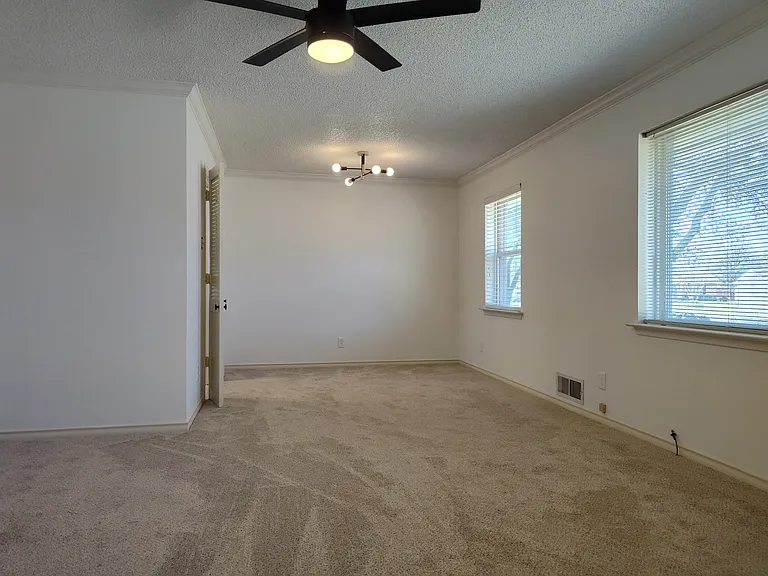 910 Worcester Ln — Photo 12