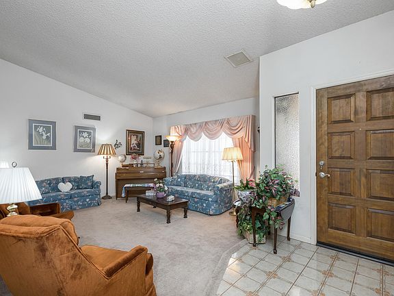 4th image of 902 W Lodge Dr