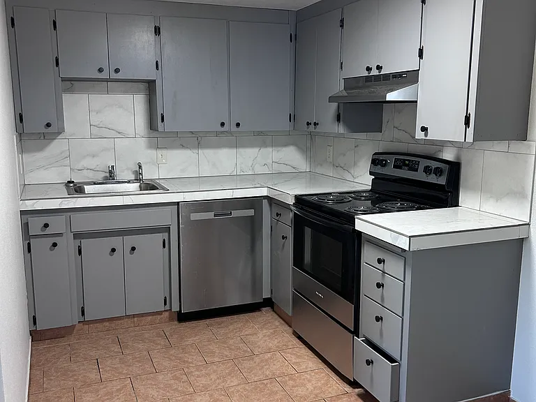 950 NW Hobart Ave — Photo 10