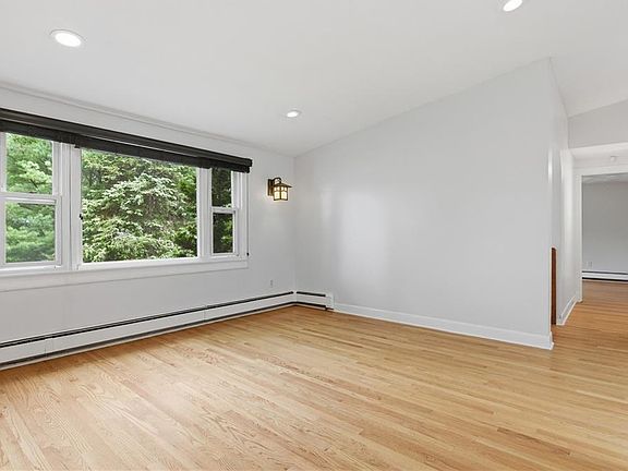 4th image of 8 Ledgemont Dr