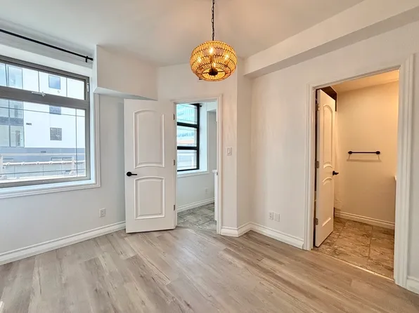 259 Saint Paul St, Saint Catharines, ON L2R 3M7