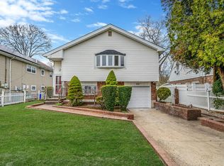 623 Dartmouth St, Westbury, NY 11590