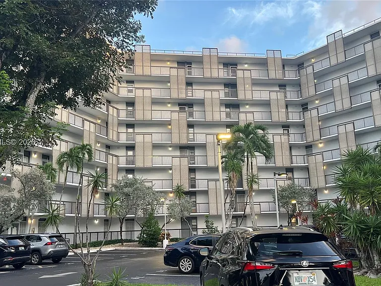 20500 W Country Club Dr #117 — Photo 2
