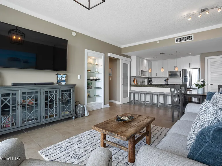 2060 Beach Blvd #707 — Photo 7