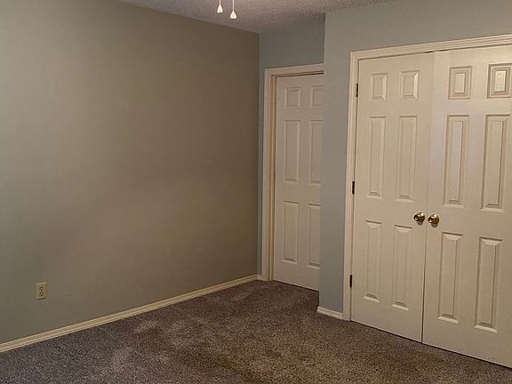 5th image of 403 Valley Dr APT 2