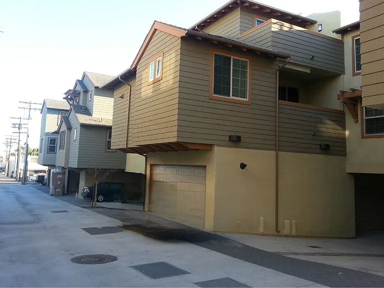 1056 Pearl St #7 — Photo 1