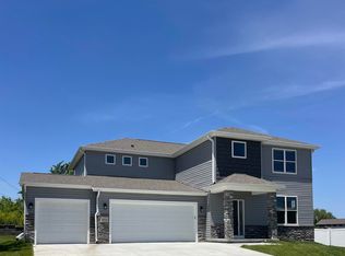 18528 Olive Cir, Omaha, NE 68136