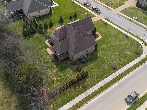 4th image of 901 Larkspur Ln
