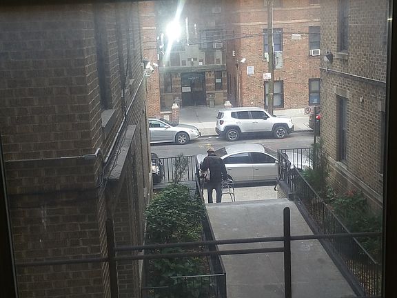 4th image of 4051 Carpenter Ave