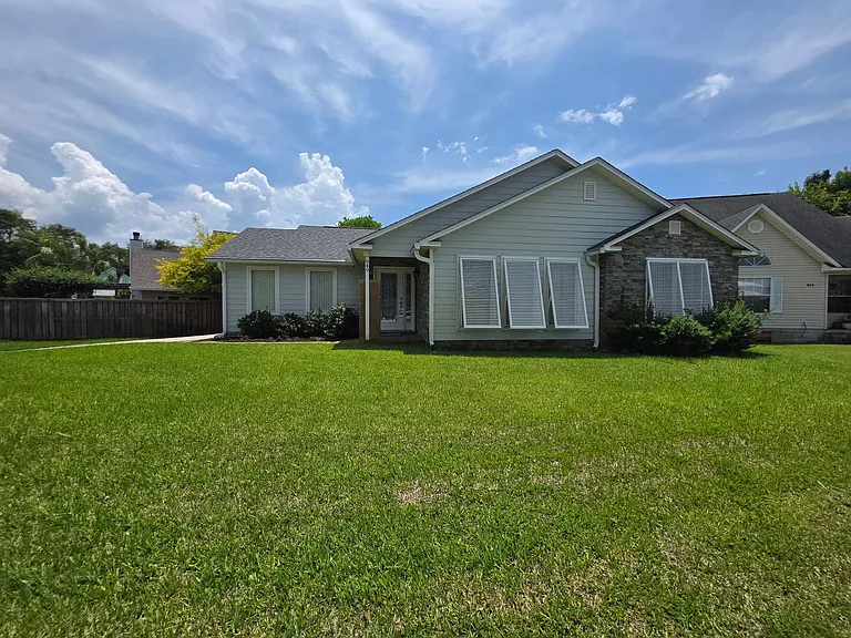 949 Osprey Ct — Photo 1