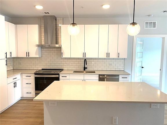 3rd image of 3101 Govalle Ave #202