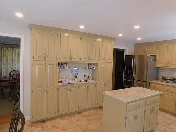 3rd image of 621 Marshall St
