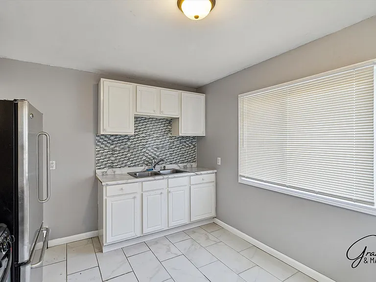 15847 Chatham St — Photo 9