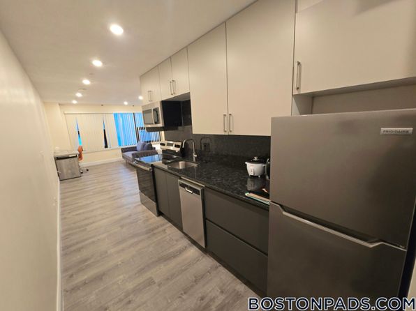 1028 Commonwealth Ave #402