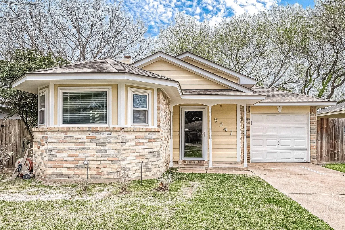 Building Photo - 9247 Autumnsong Dr