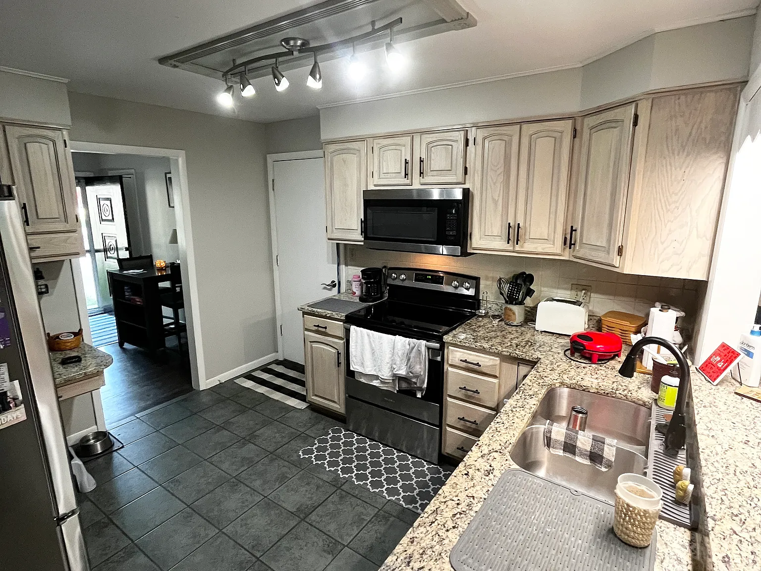 3 bed, 1.5 bath, 1248 sqft, $2,300 — Photo 4