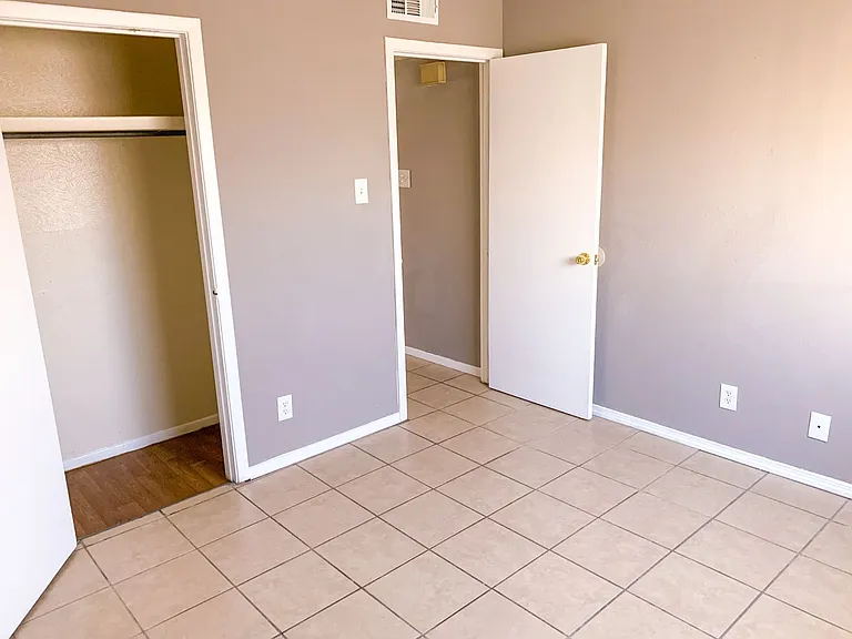 Beautiful Apartment Community with Residential Courtyard — Photo 20