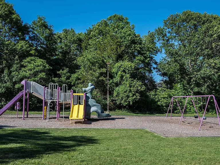 Village On The Green — Photo 7