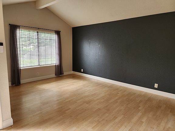 3rd image of 818 Cordwell Cir