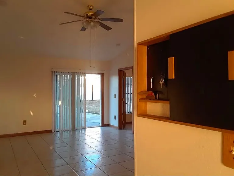 1887 Laredo Dr — Photo 2