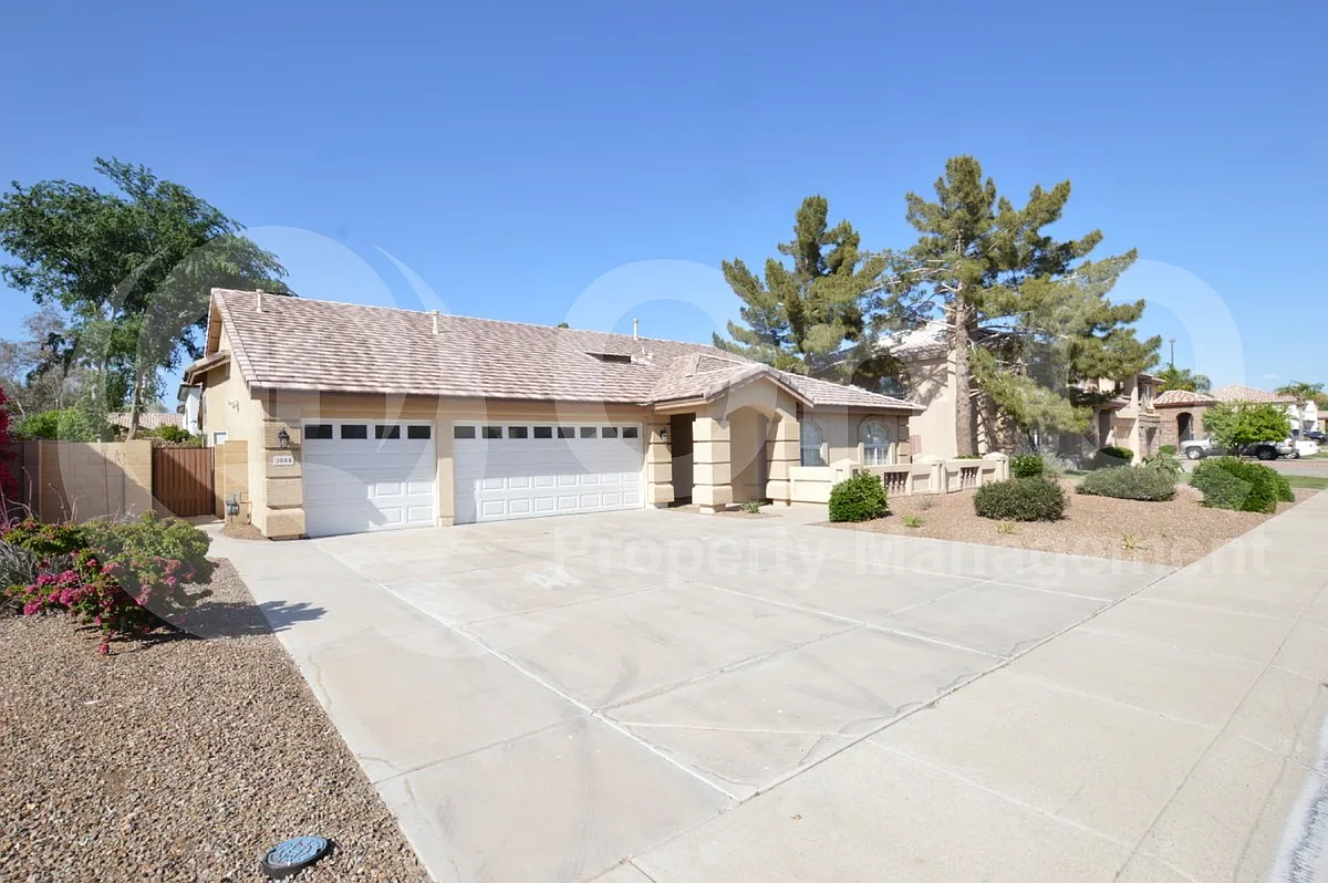 4 bed, 2.0 bath, 2554 sqft, $2,995 — Photo 2
