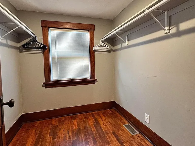 329 NW Waite St — Photo 5