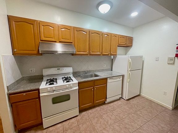 4th image of 67 Ten Eyck St #2R
