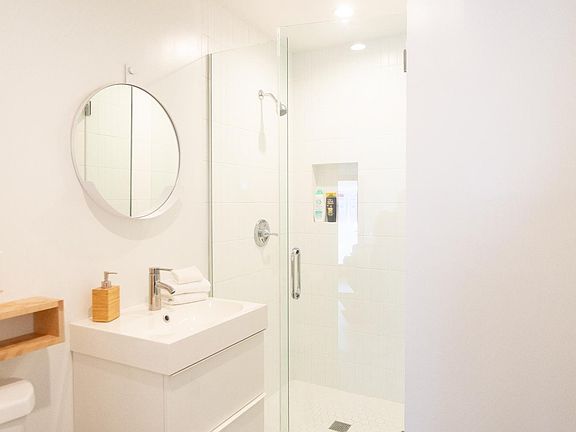 5th image of 2704 Bellevue Ave #1/2
