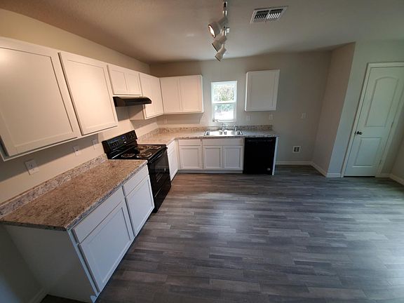 3rd image of 216 Begonia Ln