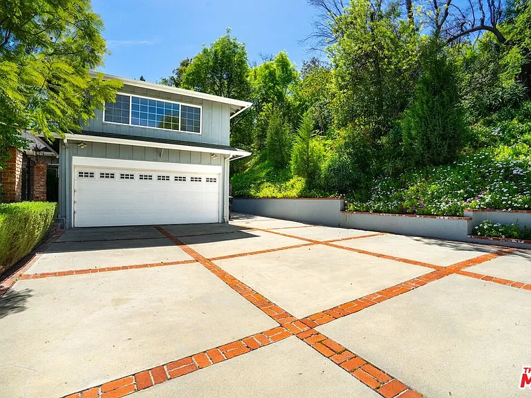 4645 Petit Ave — Photo 22
