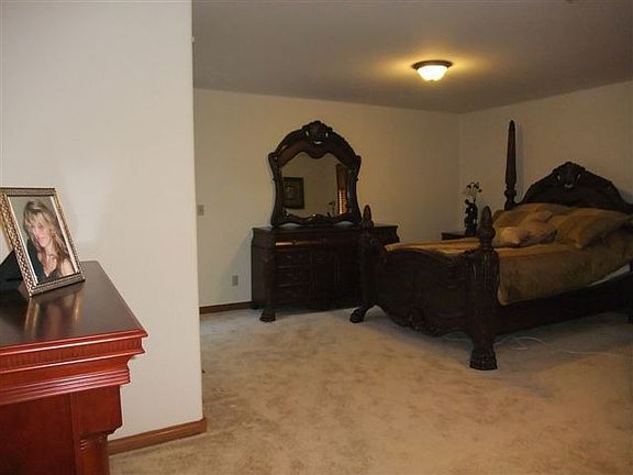 Master bd w/fireplace