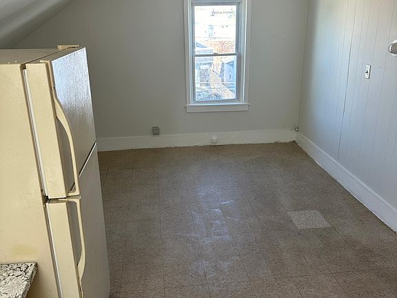 3rd image of 122 Lincoln Ave Floor 1