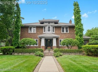 22 Elm Park Blvd, Pleasant Ridge, MI 48069
