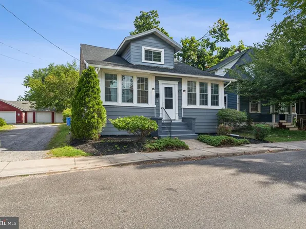 27 Center St, Westville, NJ 08093