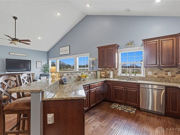 4th image of 1482 Runnymeade Way