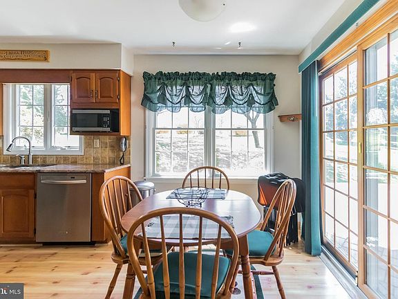 5th image of 22 Morning Glen Ln