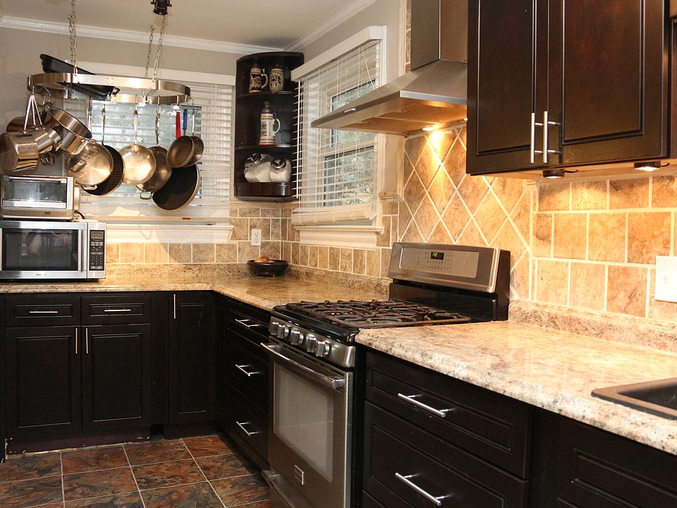 Gourmet Kitchen w/ Pot Rack