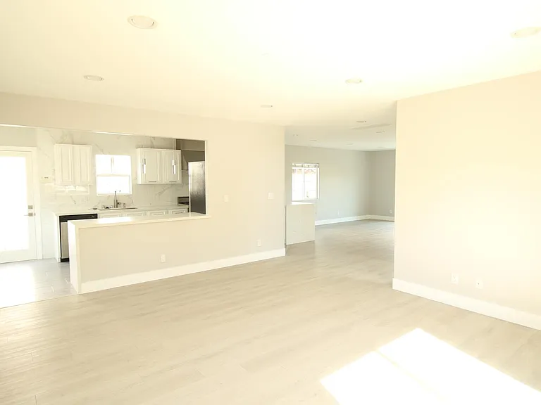 832 Rose Ave — Photo 3