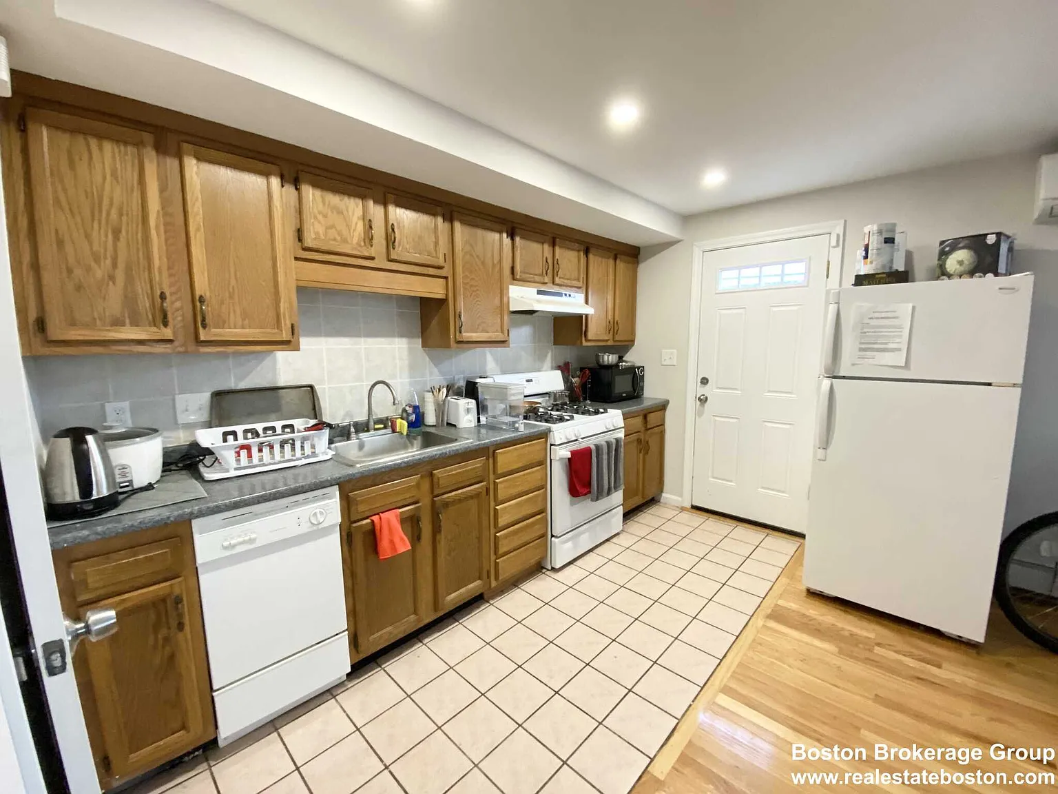 4 bed, 1.5 bath, $4,800 — Photo 2