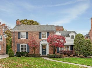 218 Merriweather Rd, Grosse Pointe Farms, MI 48236