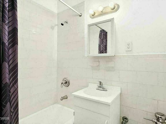 3rd image of 139 Waverly Pl APT 2B