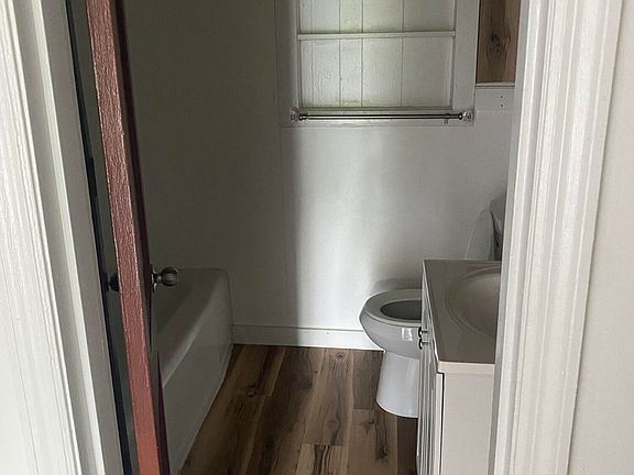 4th image of 622 Oxford St
