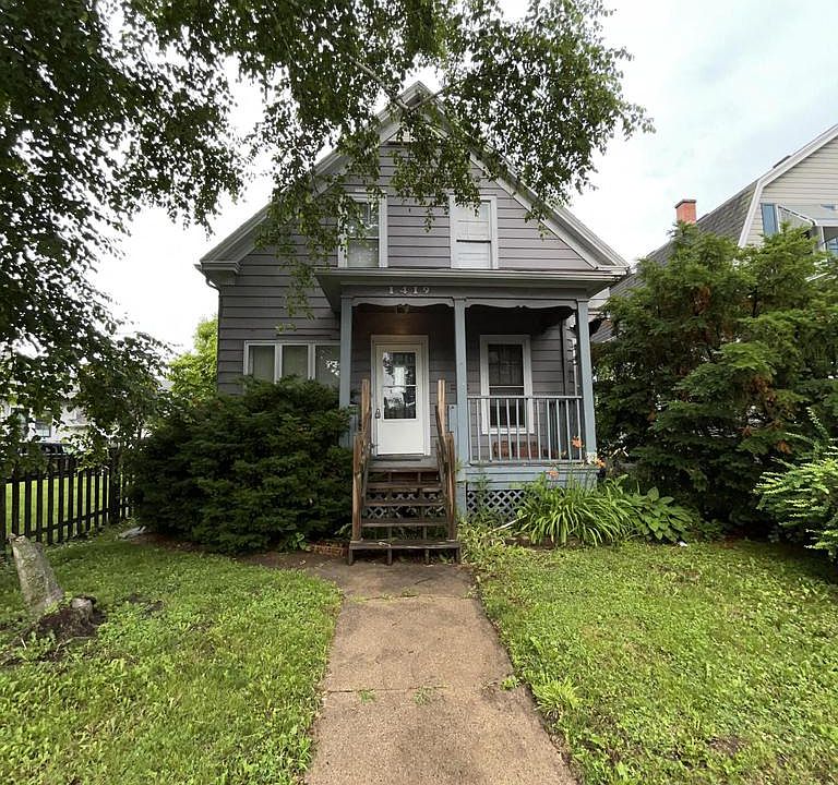 1st image of 1419 Flett AVENUE
