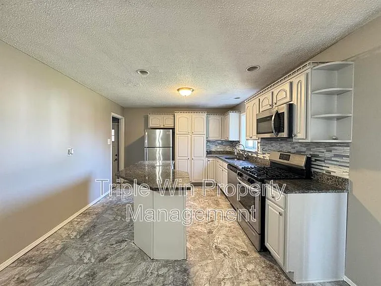 513 Coachway Ln — Photo 14